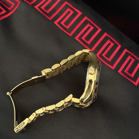 The Michael Kors MK 6243 Layton. End world 🌎 hunger watch in golden tones! - Picture 7 of 11